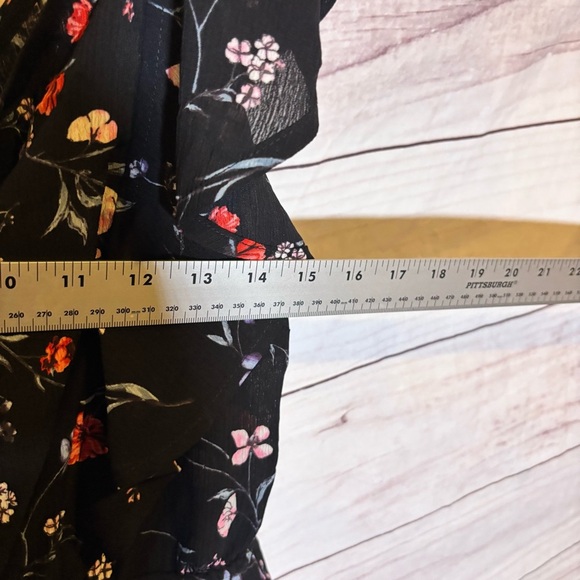 Gilli Floral One-Shoulder Ruffle Rose patterned Black Fit and flare Top Medium - Picture 4 of 5